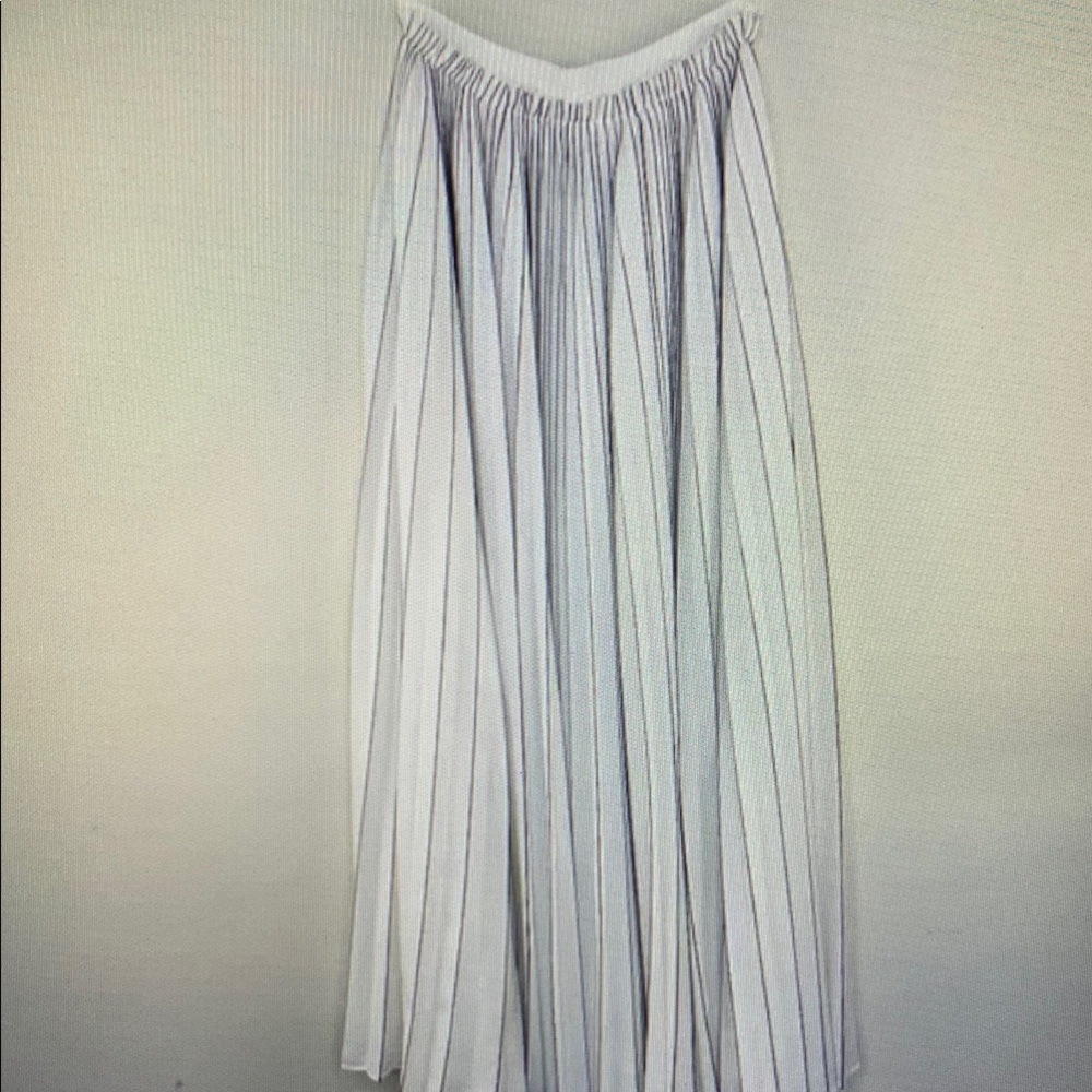 Elegant White Pleated Skirt